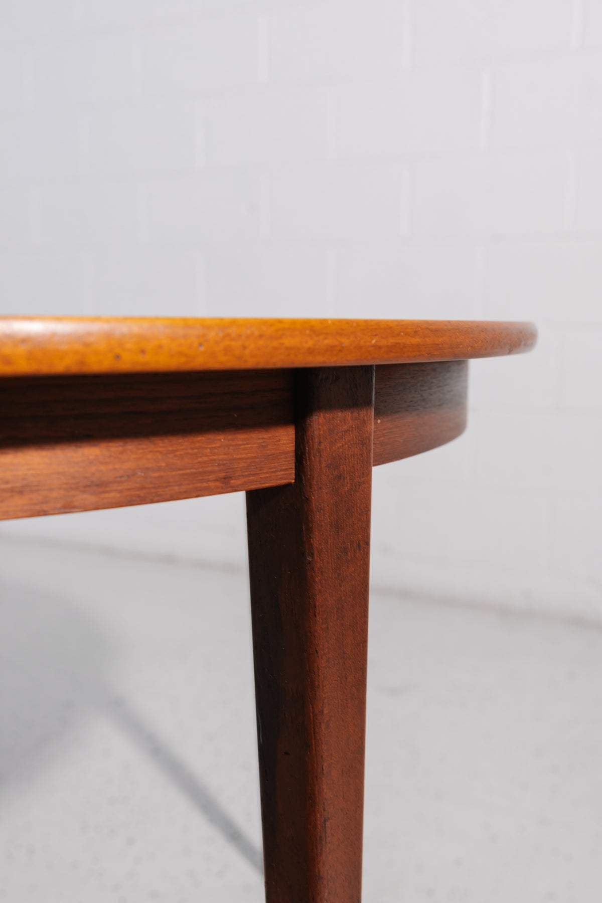 Extension detail of Round-to-Oval Extension Dining Table