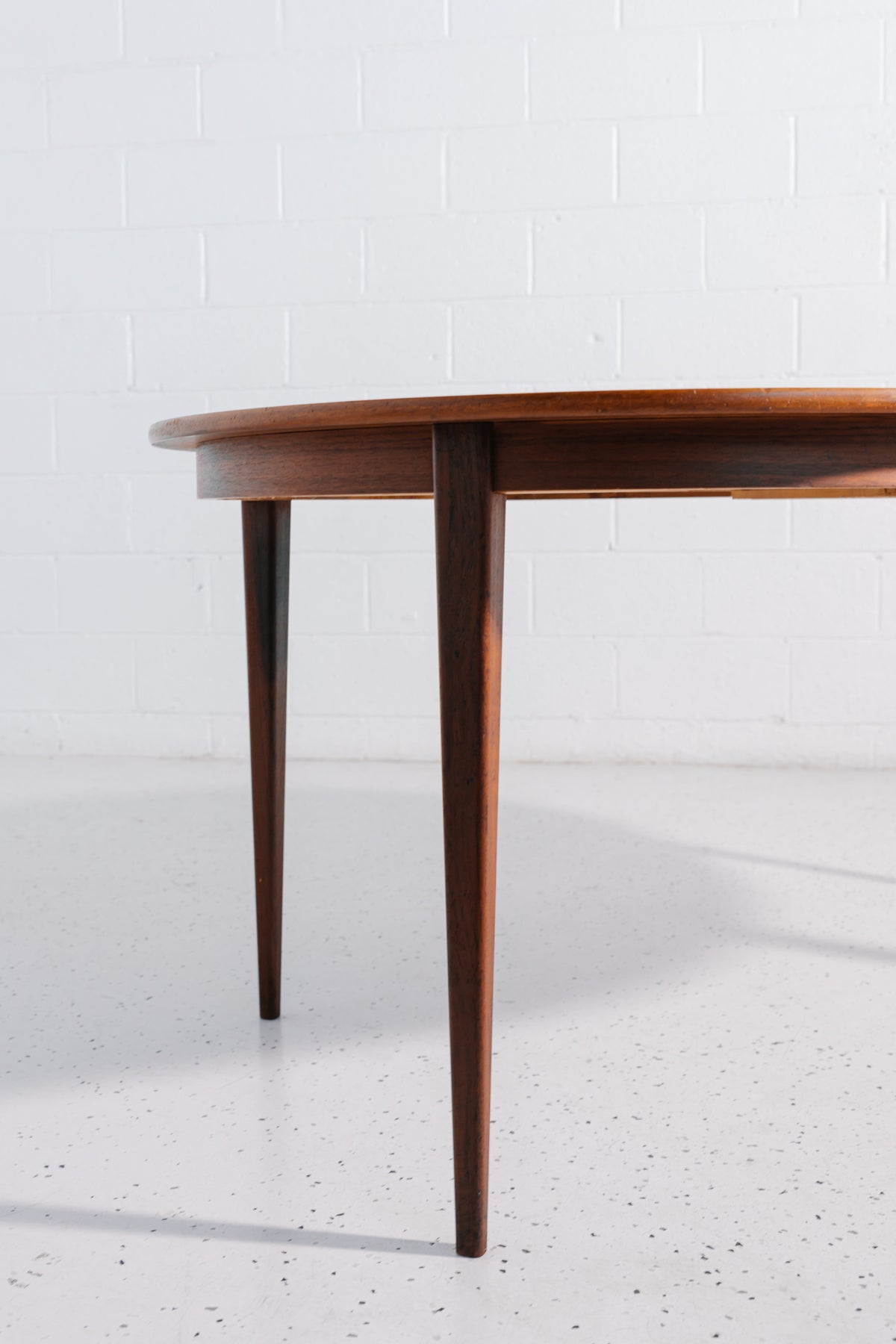Extension detail of Round-to-Oval Extension Dining Table