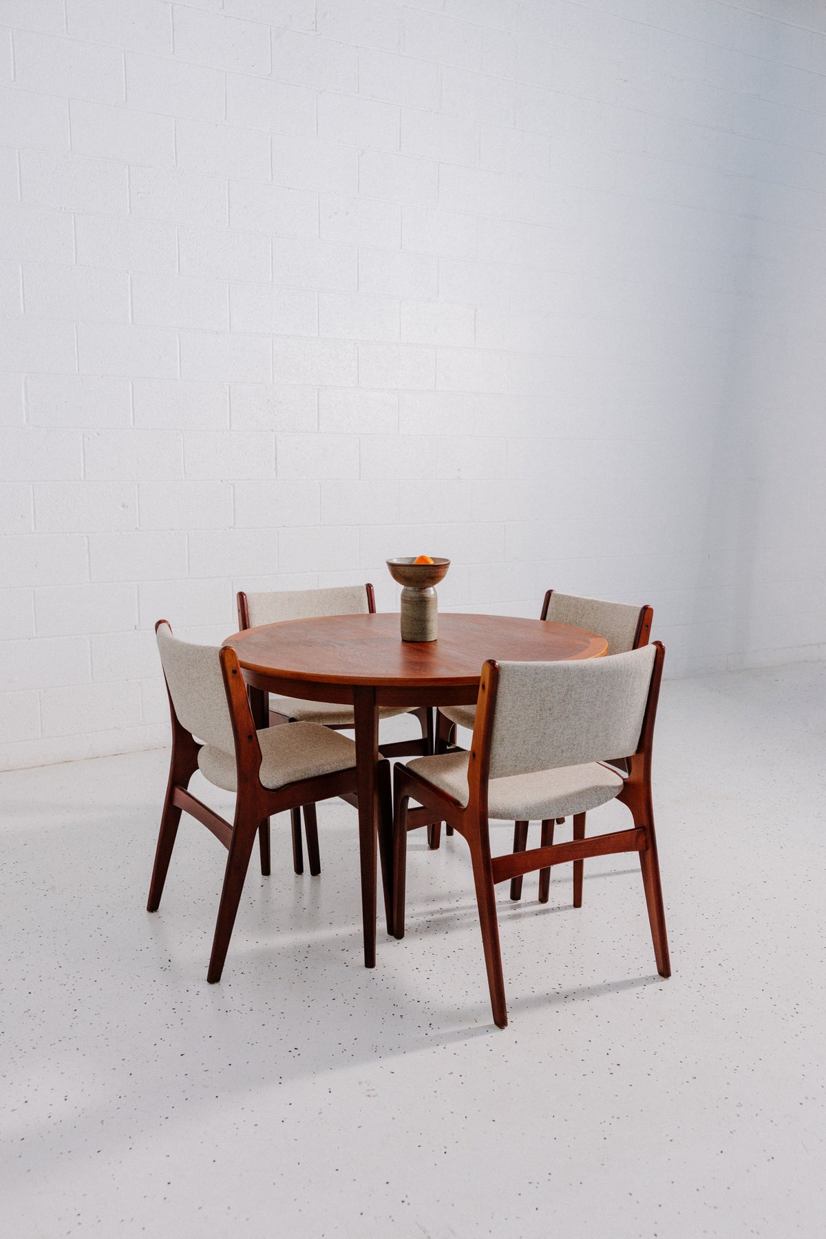 Extension detail of Round-to-Oval Extension Dining Table