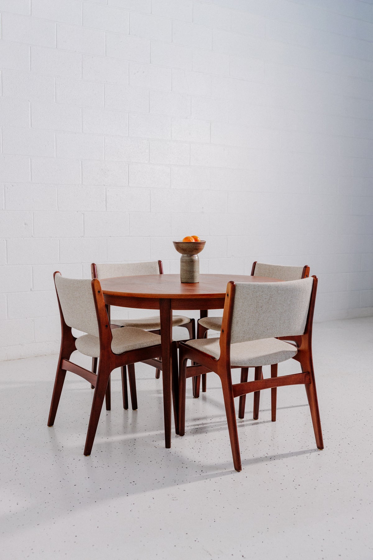 Extension detail of Round-to-Oval Extension Dining Table