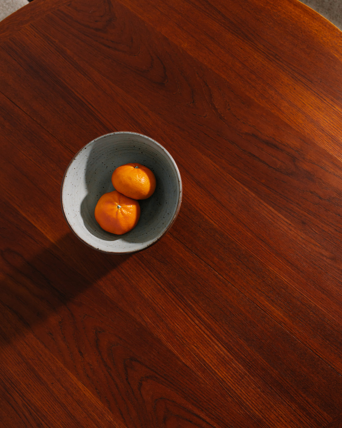 Extension detail of Round-to-Oval Extension Dining Table