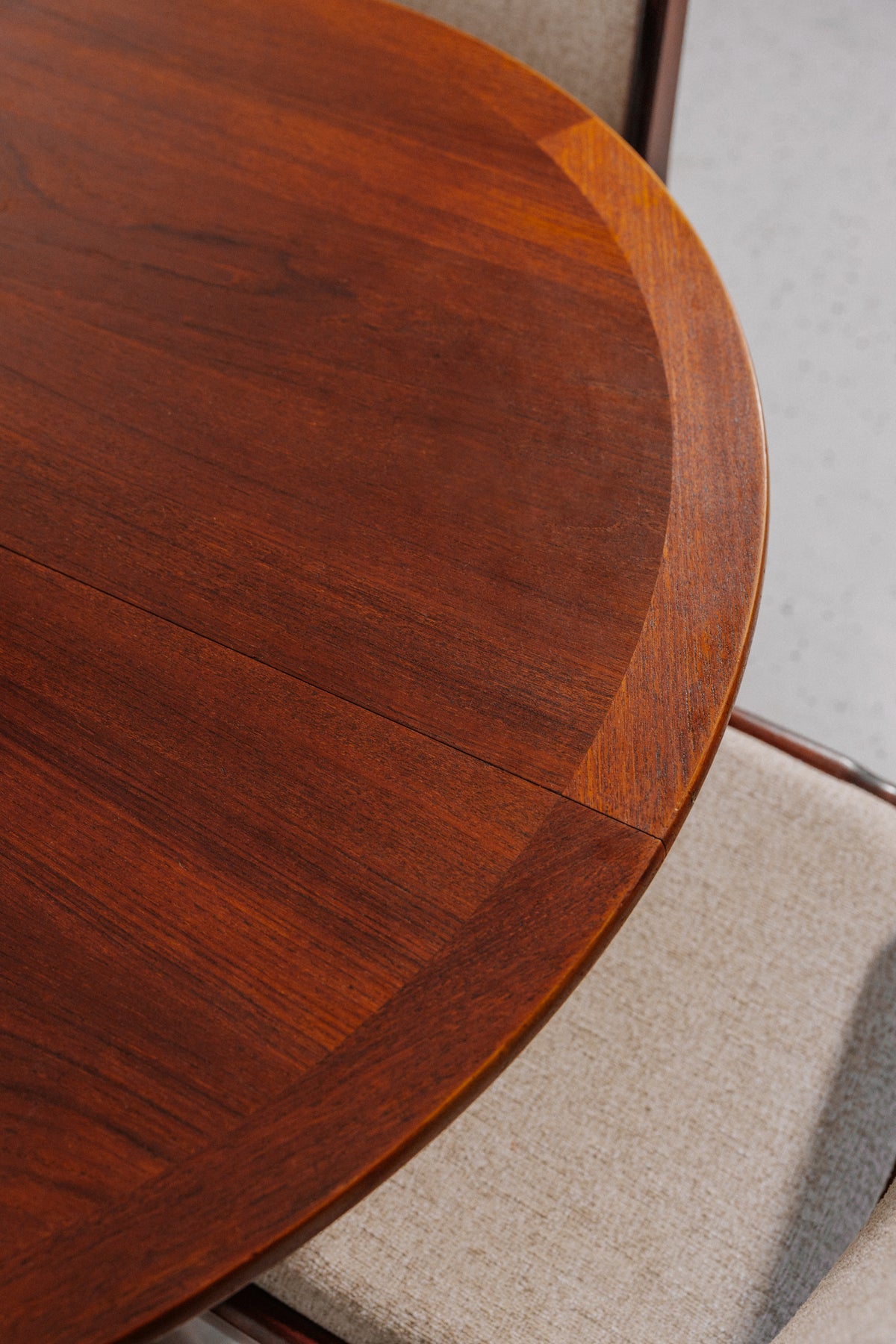 Extension detail of Round-to-Oval Extension Dining Table