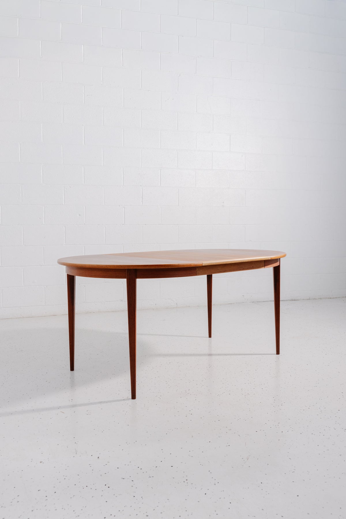 Extension detail of Round-to-Oval Extension Dining Table