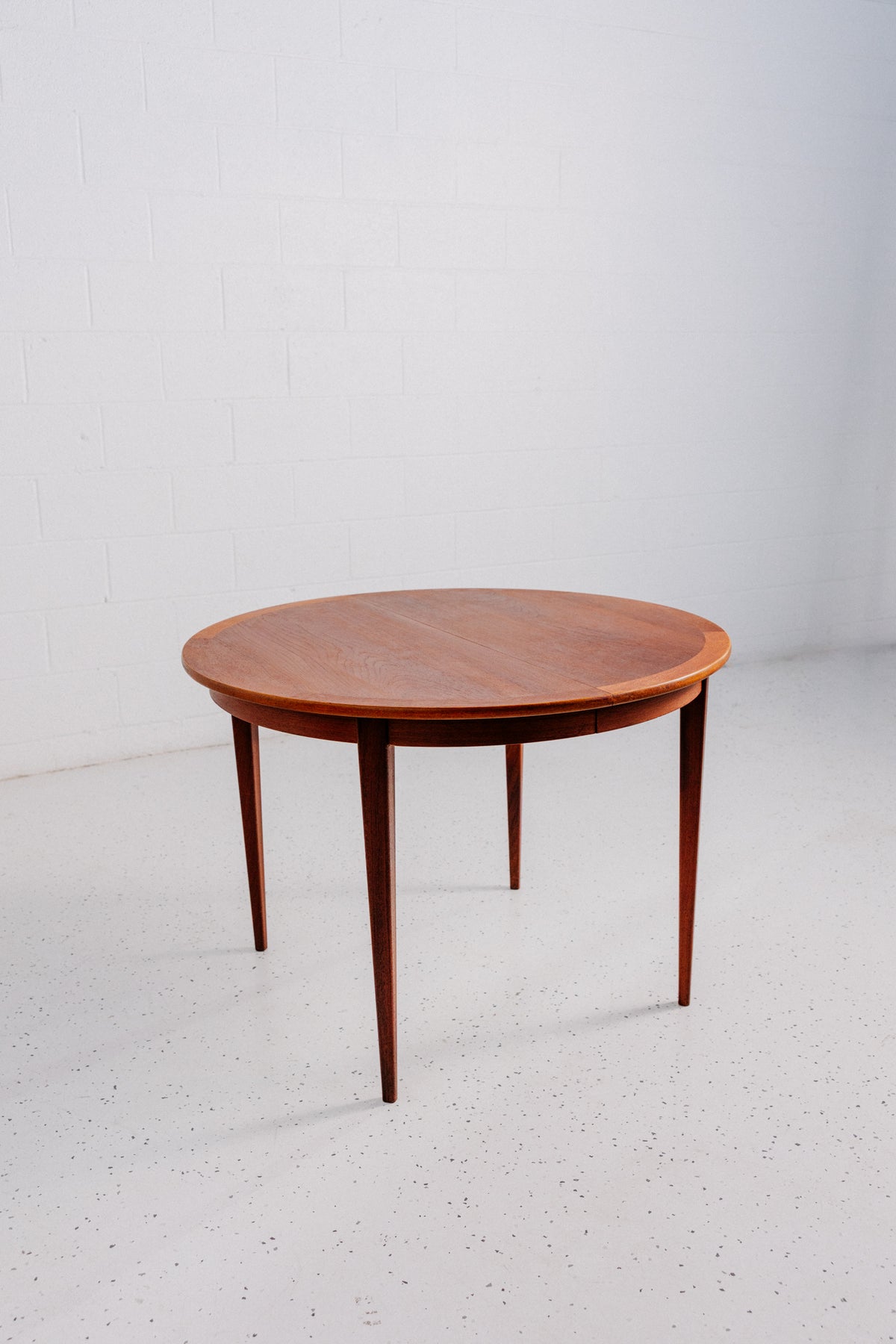 Extension detail of Round-to-Oval Extension Dining Table