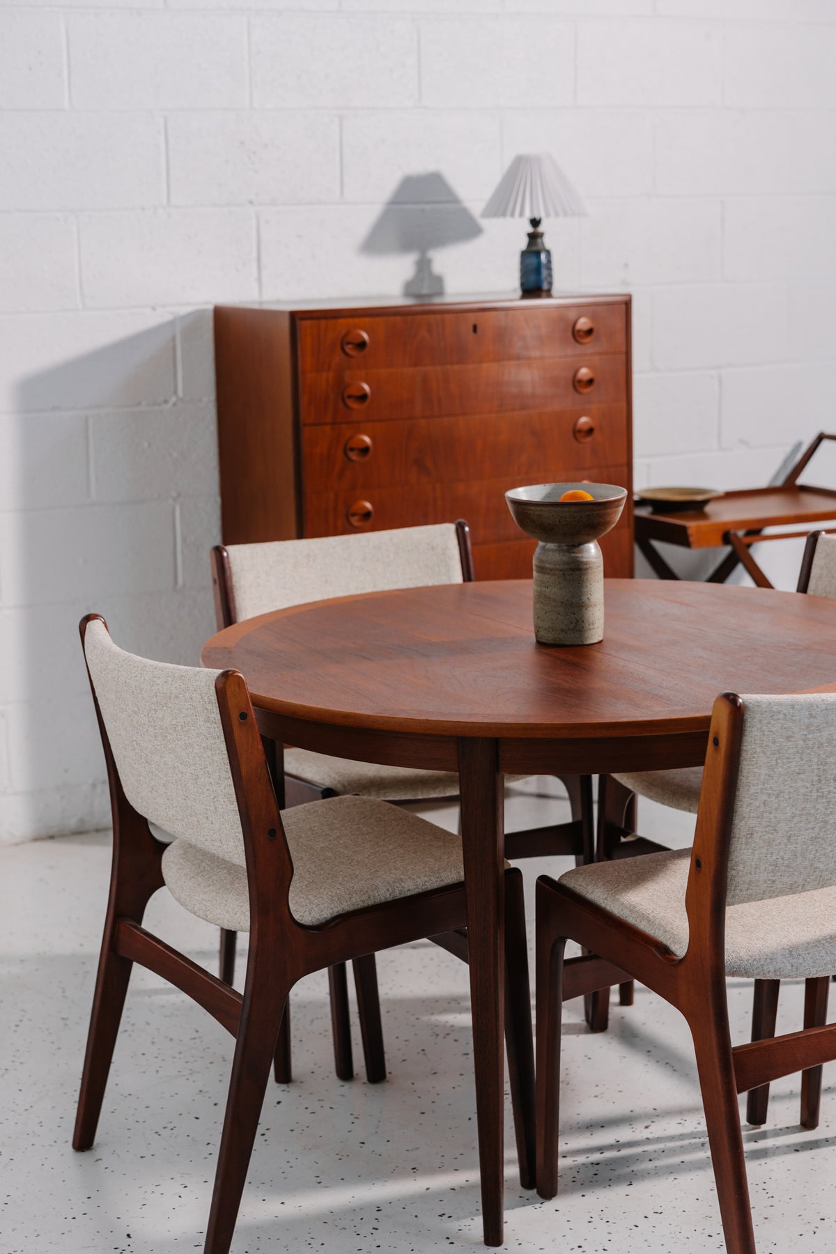 Extension detail of Round-to-Oval Extension Dining Table