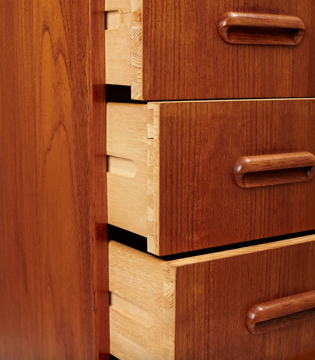 Chest of Drawers in Teak