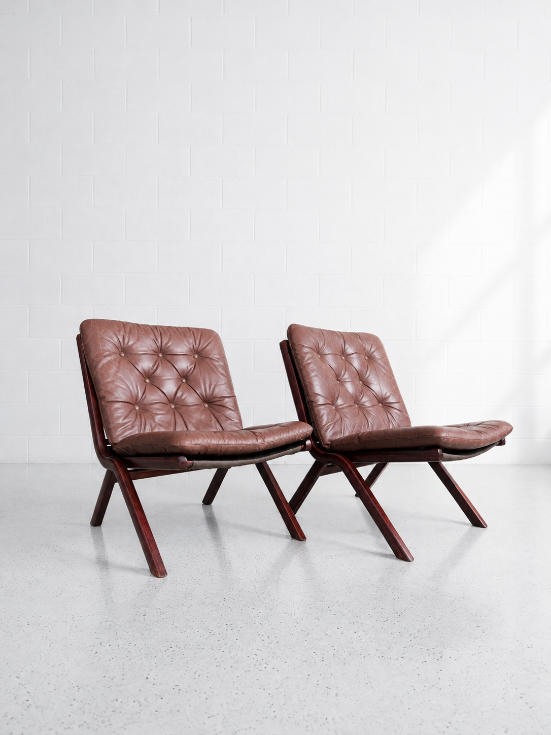 Pair of Norwegian Uno folding lounge chairs by Ekornes
